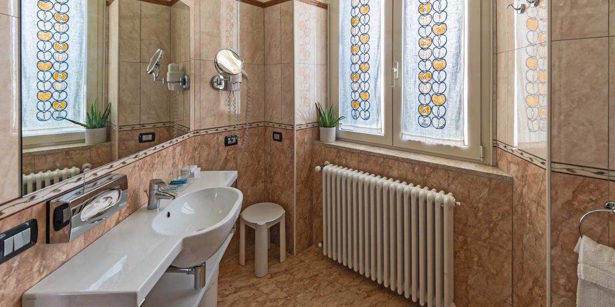 hotelducamontefeltro it camere-hotel-duca-del-montefeltro 017